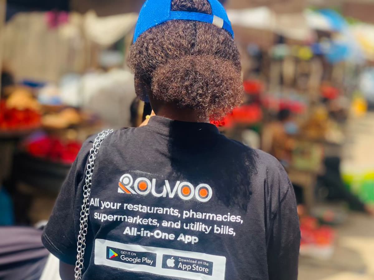 A Rouvoo merchant support representative at her desk